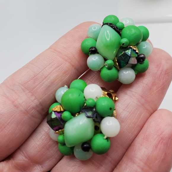 Vintage Hong Kong green clip on earrings beaded glow ? 50's exc cond vtg pinup - Picture 8 of 8